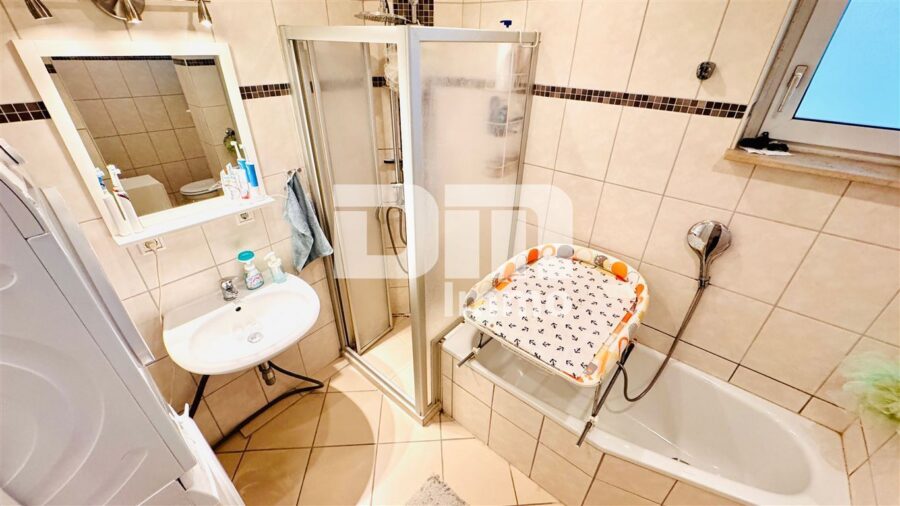 Umfangreich sanierte 4-Zimmerwohnung im EG mit Balkon in hervorragender Wohnlage - Badezimmer mit Wanne / Dusche / Waschmaschine